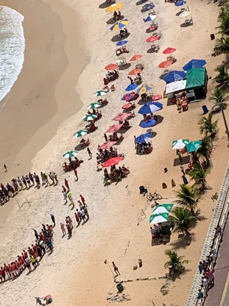 FOTOS: Praia de Miami é tomada por barracas e banhistas reclamam de falta de providências da prefeitura de Natal