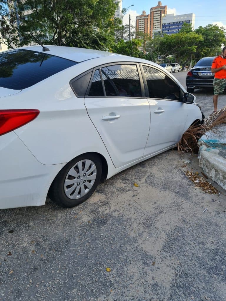 FOTOS: Carro fica preso em boca de lobo em Ponta Negra