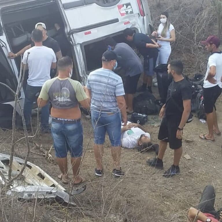 URGENTE: Carro com a banda do cantor Gusttavo Lima capota em São Bento na Paraíba