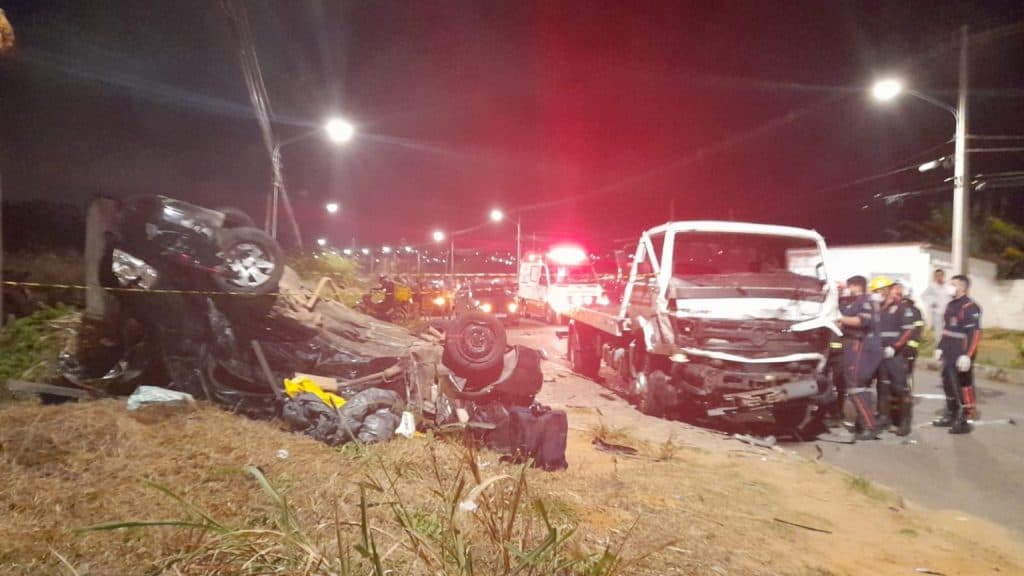 FOTOS: Motorista perde o controle e se choca contra caminhão em Parnamirim