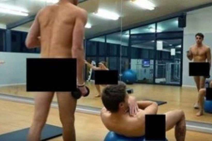 Academia que permite malhar pelado chega ao Brasil e horários estão cheios