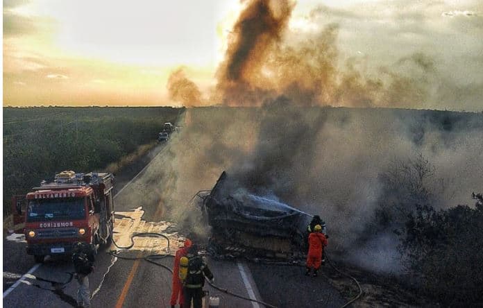 VÍDEO E FOTOS: Lancha pega fogo e fica completamente destruída enquanto era transportada por carreta no interior de AL