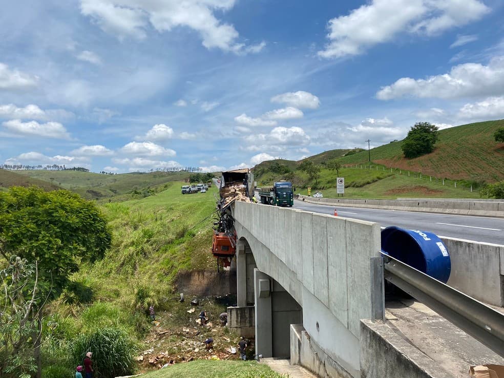 FOTOS: Caminhão fica pendurado em viaduto na Dutra após acidente; ‘Deus estava comigo, nasci de novo', diz motorista