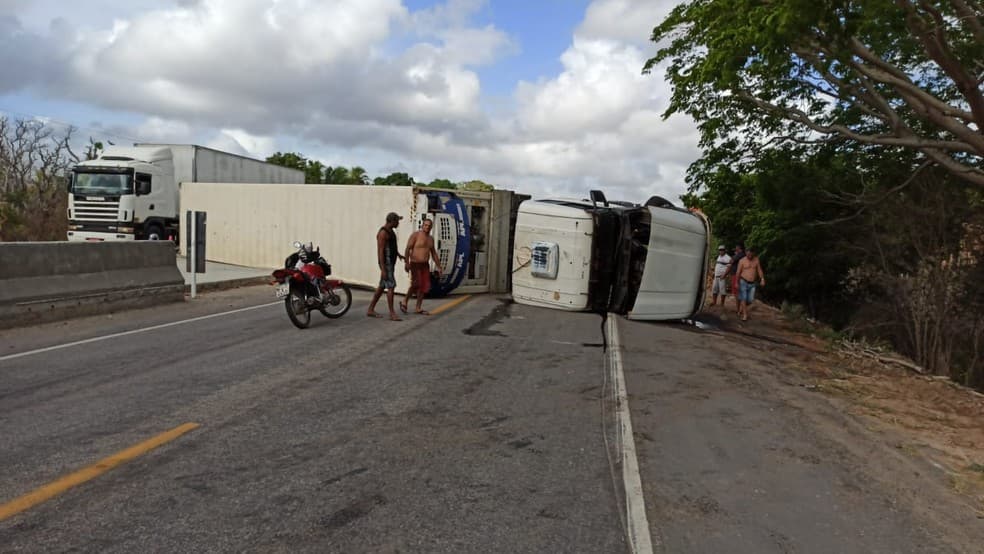 ACIDENTE: Carreta tomba e interdita trecho da Reta Tabajara, em Macaíba