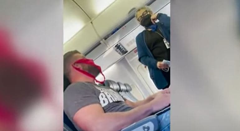 FALTA MAIS NADA: Homem usa calcinha no lugar da máscara e é expulso de voo