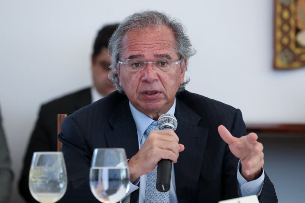 Dólar poderia estar em R$ 4,20 se não fosse barulho político, afirma Guedes