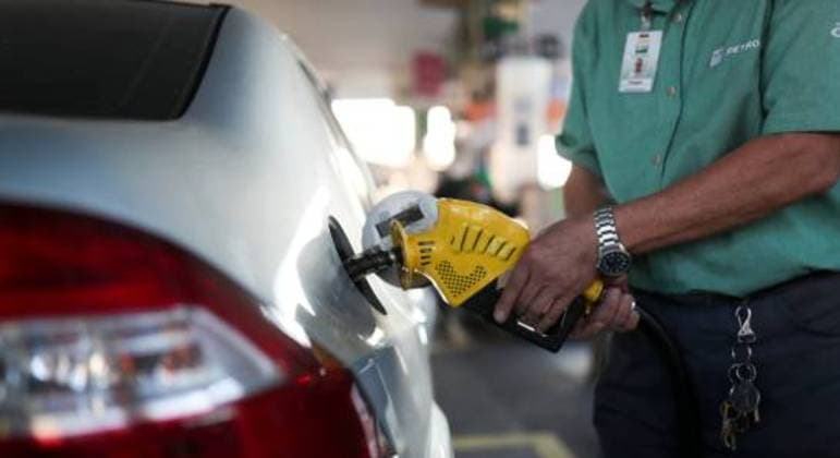 Preço da gasolina comum está em queda há cinco semanas nos postos, segundo levantamento da ANP