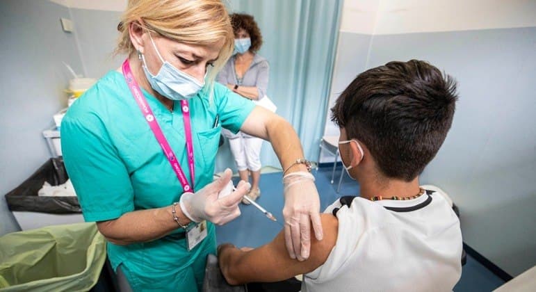 Covid: Vacinação infantil deve começar em 14 de janeiro