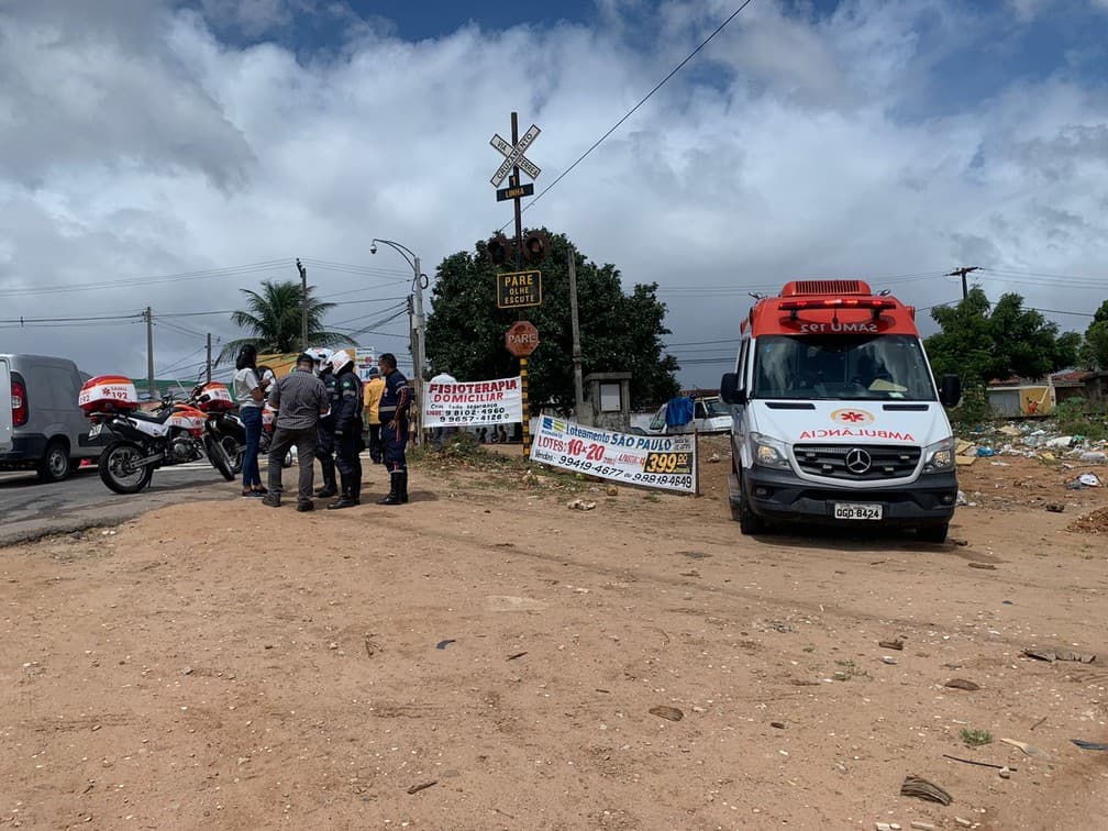 FOTOS: Trem arrasta motoentregador por cerca de 10 metros após colisão na Zona Oeste de Natal