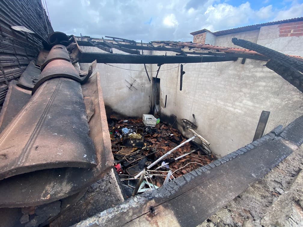 FOTOS: Homem morre em incêndio dentro de casa na Zona Oeste de Natal