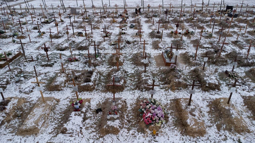 Mundo atinge maior média diária de mortes por Covid em 4 meses