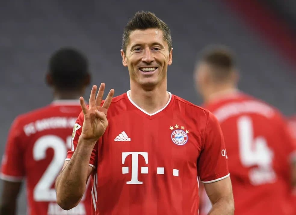 Lewandowski dá o troco em Messi e leva prêmio de melhor do mundo da Fifa pelo segundo ano seguido