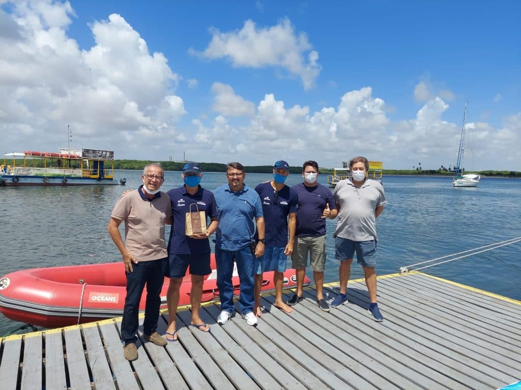 Tradicional família Schürmann e tripulação do veleiro Kat atracam no Iate Clube do Natal