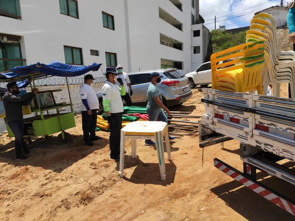 FOTOS: Operação apreende materiais de comerciantes ilegais em Ponta Negra que usavam banheiro público como depósito