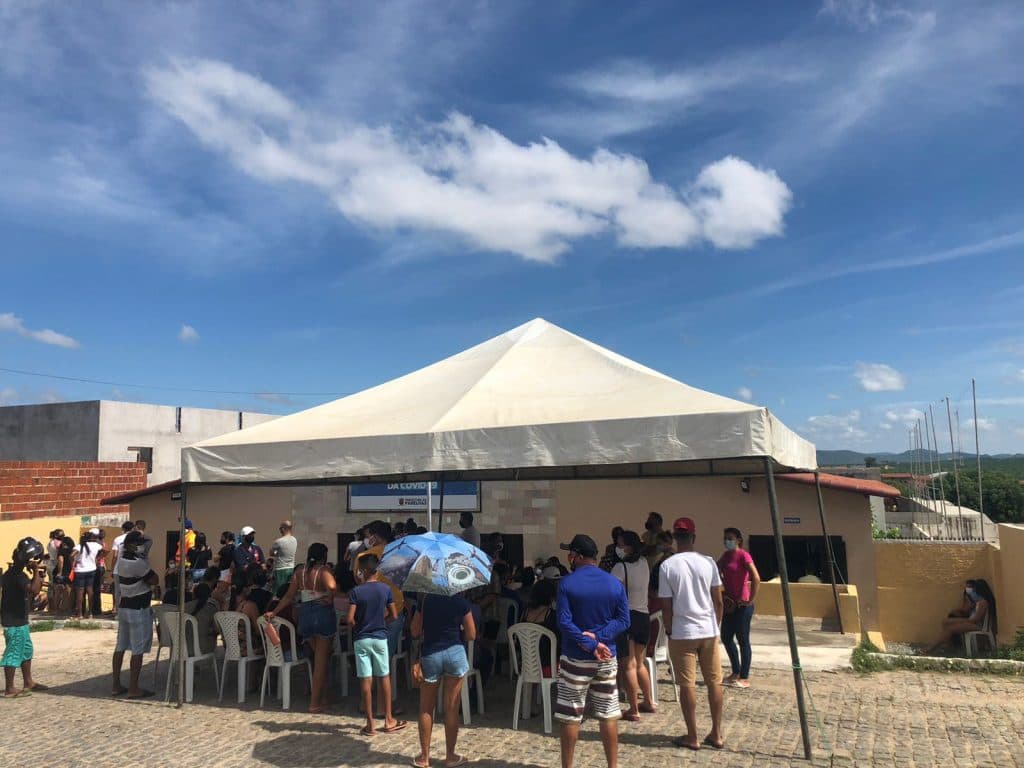 FOTOS: Grande fila é formada em centro de Covid em Parelhas