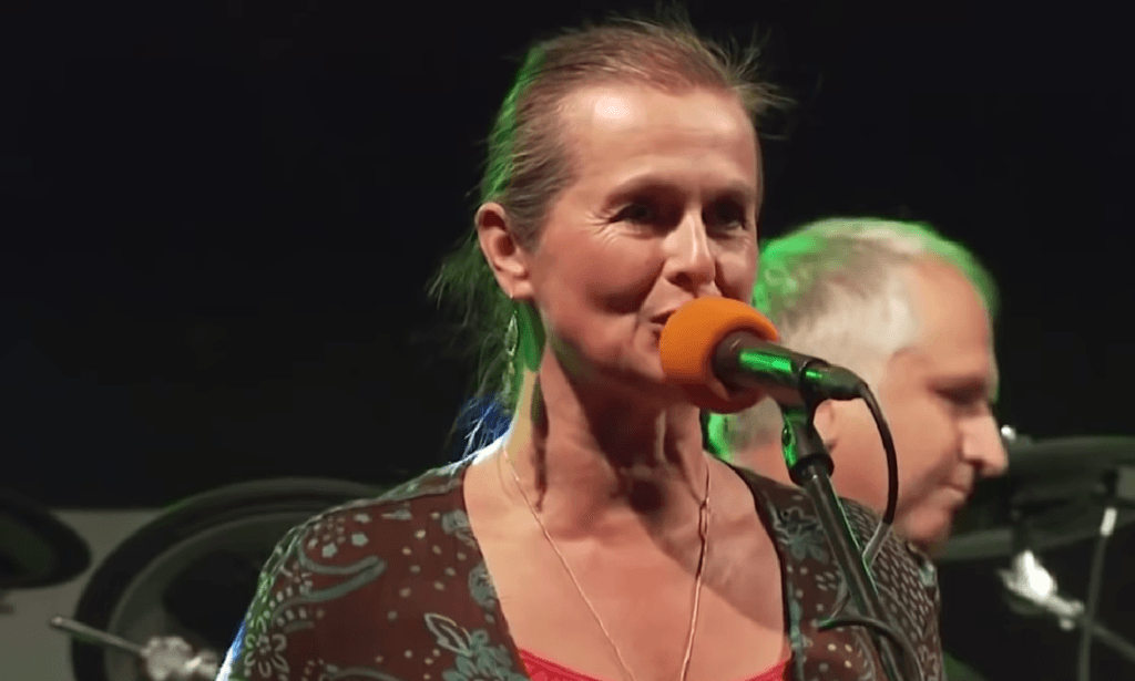 Cantora tcheca morre após se infectar com Covid-19 propositalmente para ter ‘passe livre' sem vacina
