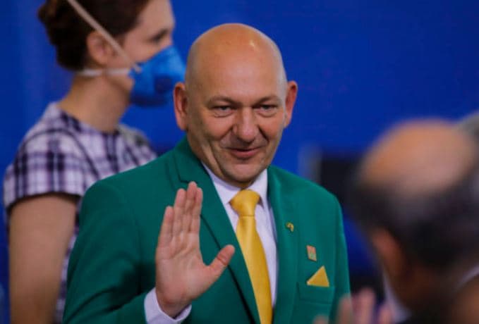 Twitter reativa conta de Luciano Hang