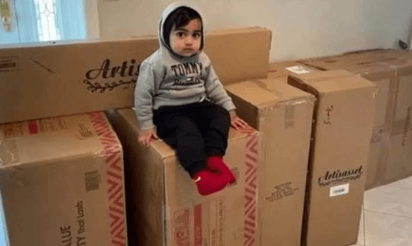Garoto de 2 anos compra mais de R$ 10 mil em móveis com celular da mãe