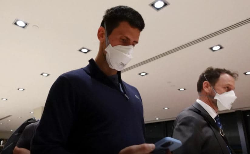 Djokovic diz que está ‘extremamente decepcionado' após derrota na justiça e ter que deixar a Austrália