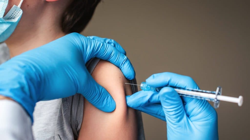 Pai leva filha para tomar vacina contra Covid e mãe antivacina ameaça: "Nunca mais vai vê-la"
