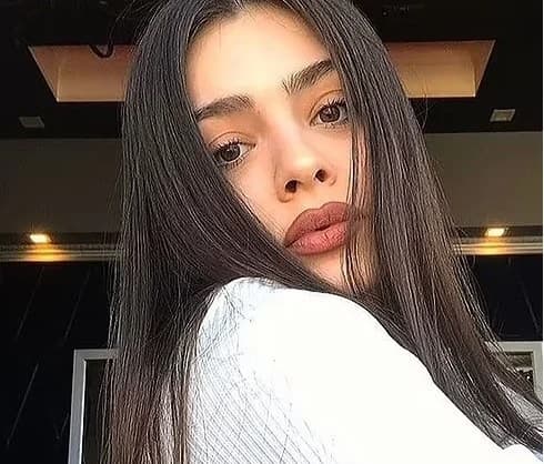 Mulher morre estrangulada pelo próprio cabelo em entrevista de emprego