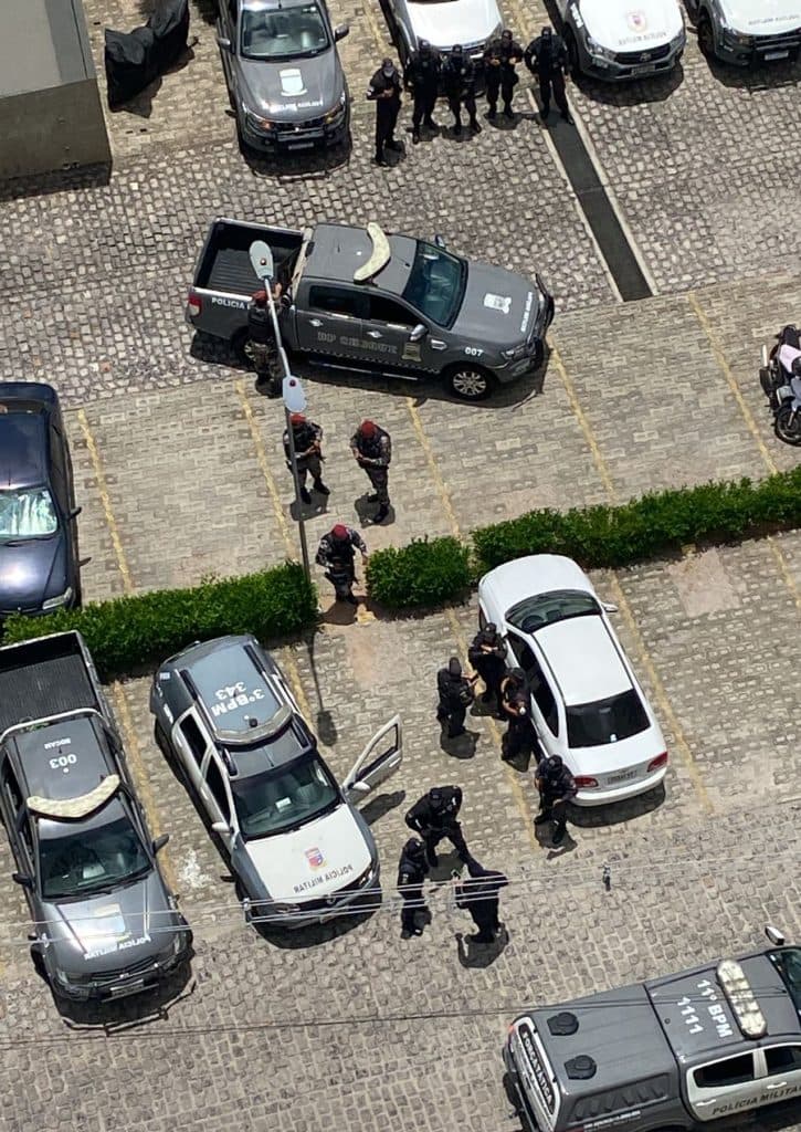 URGENTE: Homem faz mulher de refém dentro de condomínio na Maria Lacerda