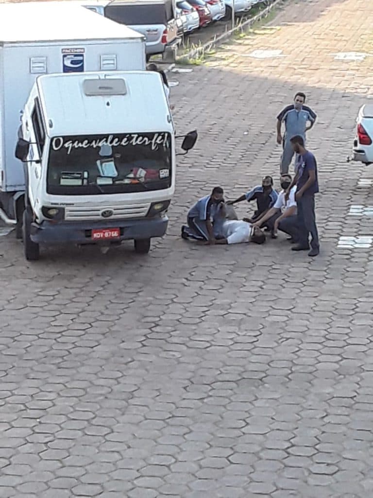 FOTOS: Caminhão desgovernado passa por cima de ombro de motorista e atinge outros veículos