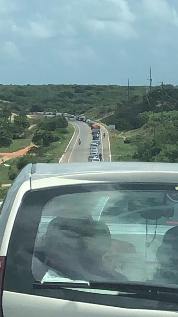 FOTO: Fila quilométrica em direção ao litoral norte na manhã deste domingo (27)