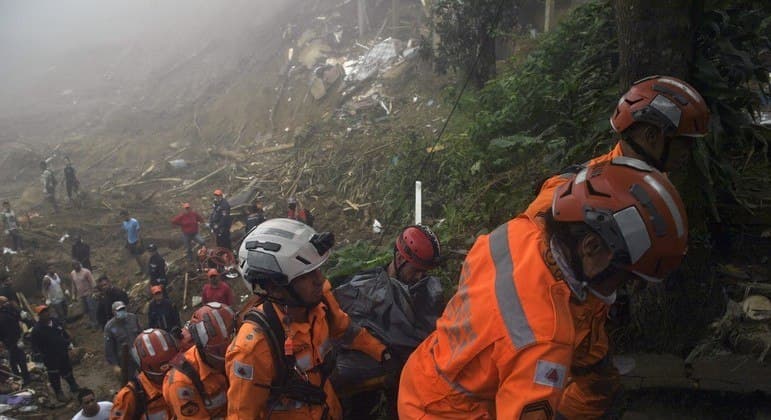 Número de mortos na tragédia em Petrópolis passa de 150