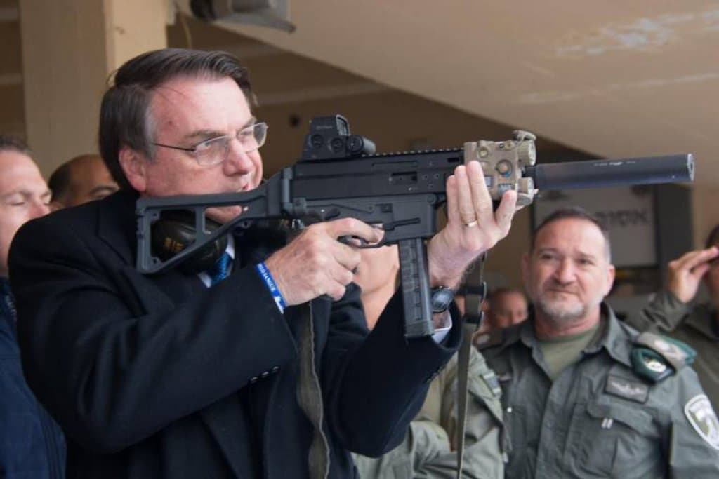 ‘Estamos no caminho certo', diz Bolsonaro ao defender armas