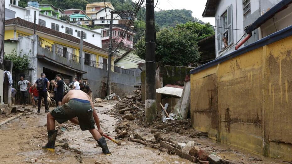 Aumenta para 66 número de mortos por causa da chuva em Petrópolis