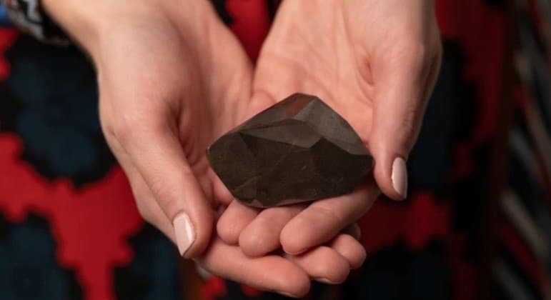 Diamante negro gigante e de origem extraterrestre é leiloado por R$ 22 milhões