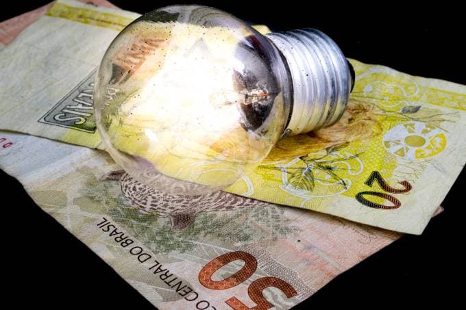 Atraso no pagamento da conta de luz entre famílias de baixa renda bate recorde em 2021