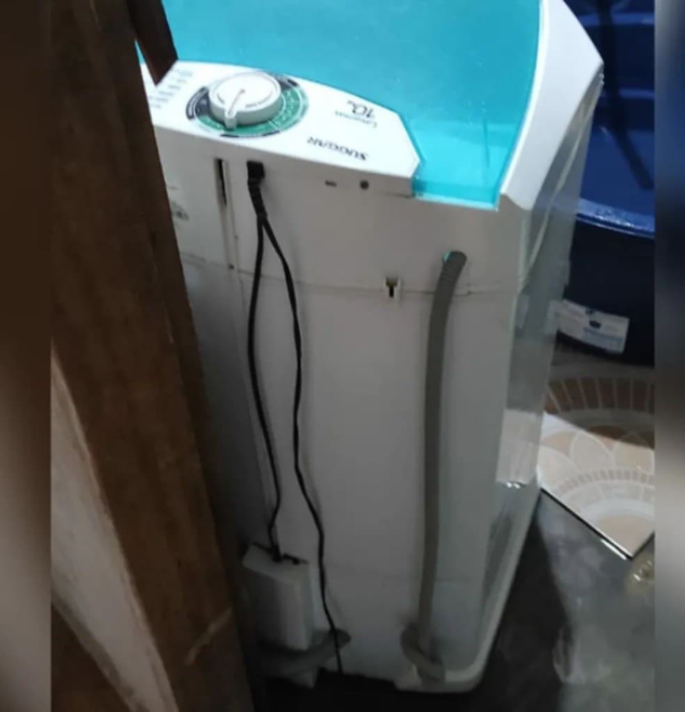 Mulher morre após sofrer choque elétrico ao usar máquina de lavar