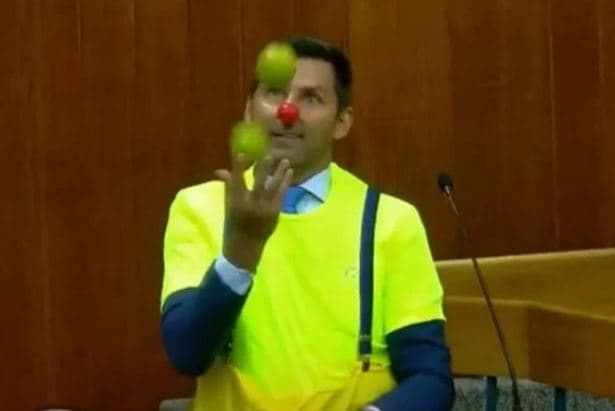 VÍDEO: Vereador tira arma em plenário e pede para apanhar de cinto por ter votado aumento de impostos em Goiânia