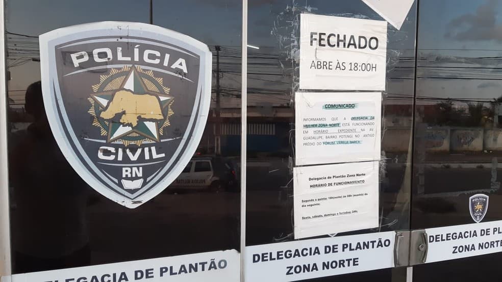 Delegacias de plantão em Natal e no interior ficam fechadas mesmo após fim da paralisação de policiais civis; Unidades dependem que agentes voluntários trabalhem durante folga, diz Sinpol