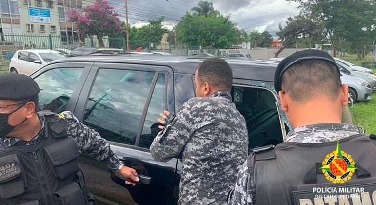 Policiais quebram vidro para salvar bebê preso dentro de veículo