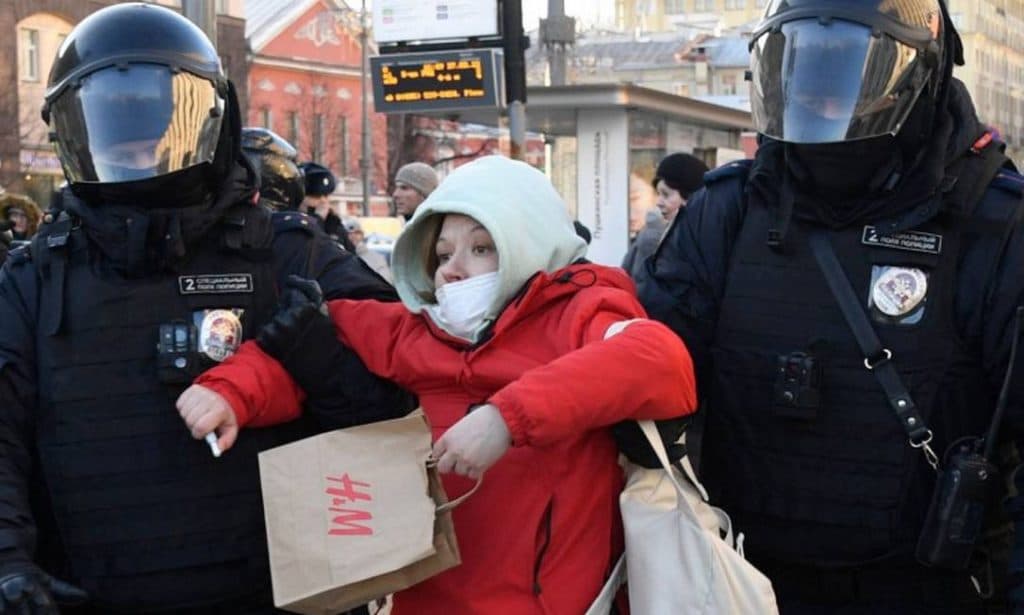 Rússia já prendeu mais de 4 mil pessoas em protestos contra invasão da Ucrânia