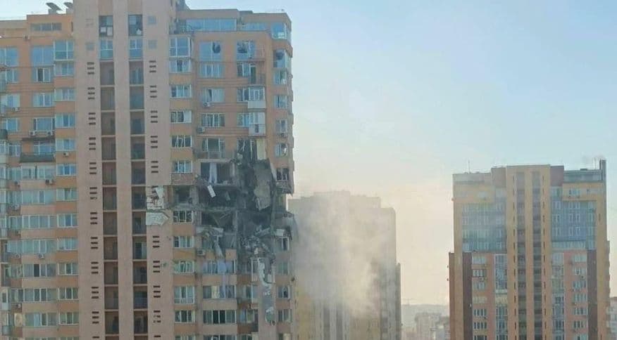 Russos atacam e batalha se intensifica pelo controle de Kiev; Prédio residencial é atingido