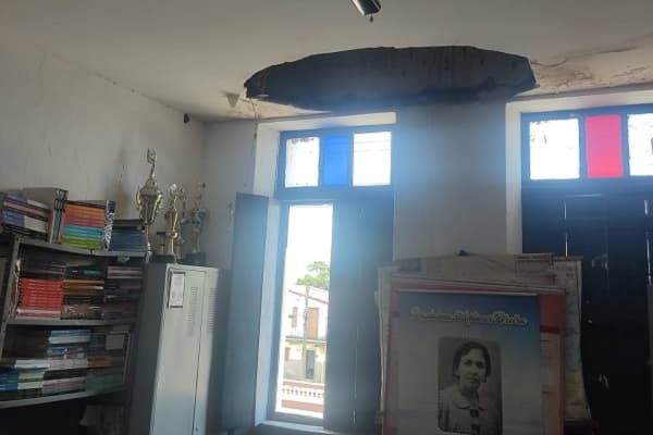 Parte do teto de escola cai e atinge servidora em Ceará-Mirim