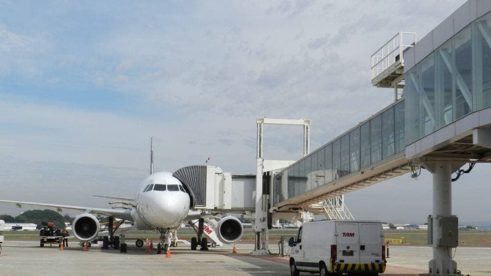 Guerra na Ucrânia encarece passagens e muda rotas aéreas, alerta Abear