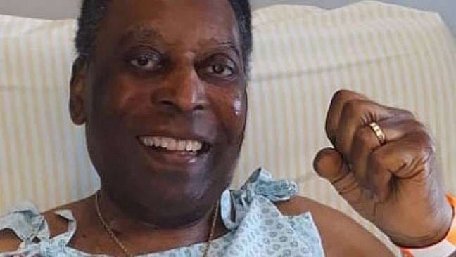 Curado de infecção urinária, Pelé tem alta após duas semanas internado em hospital