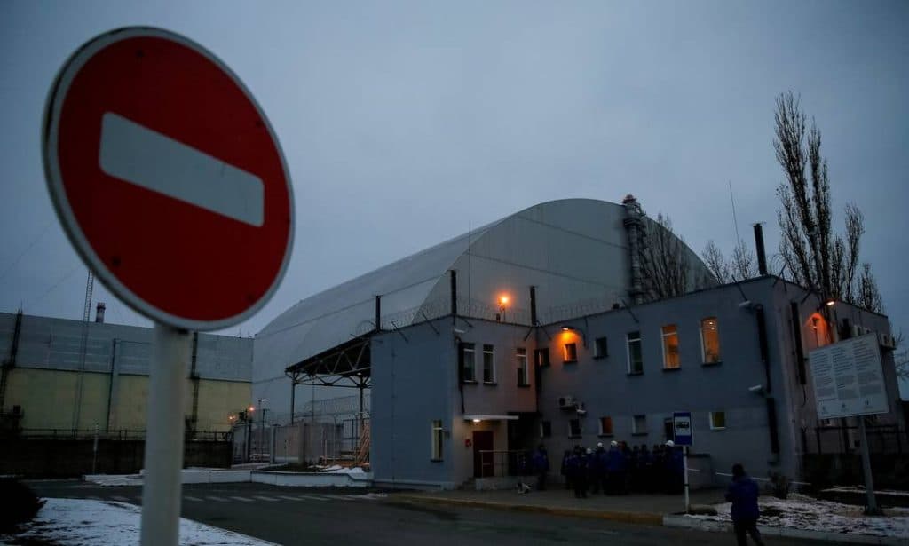 Soldados russos circularam em área proibida de Chernobyl, espalhando poeira radioativa no ar, dizem trabalhadores da usina