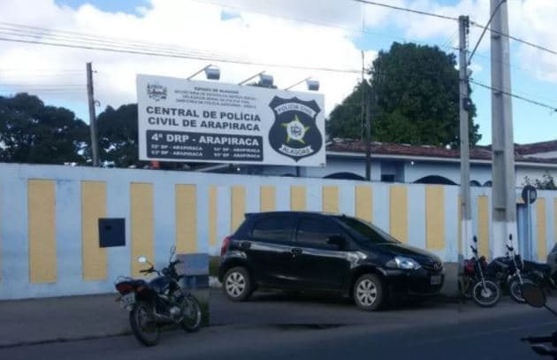 Homem é preso após ser flagrado fazendo sexo com égua em praça pública; "Melhor que roubar", disse ele aos policiais que o abordaram