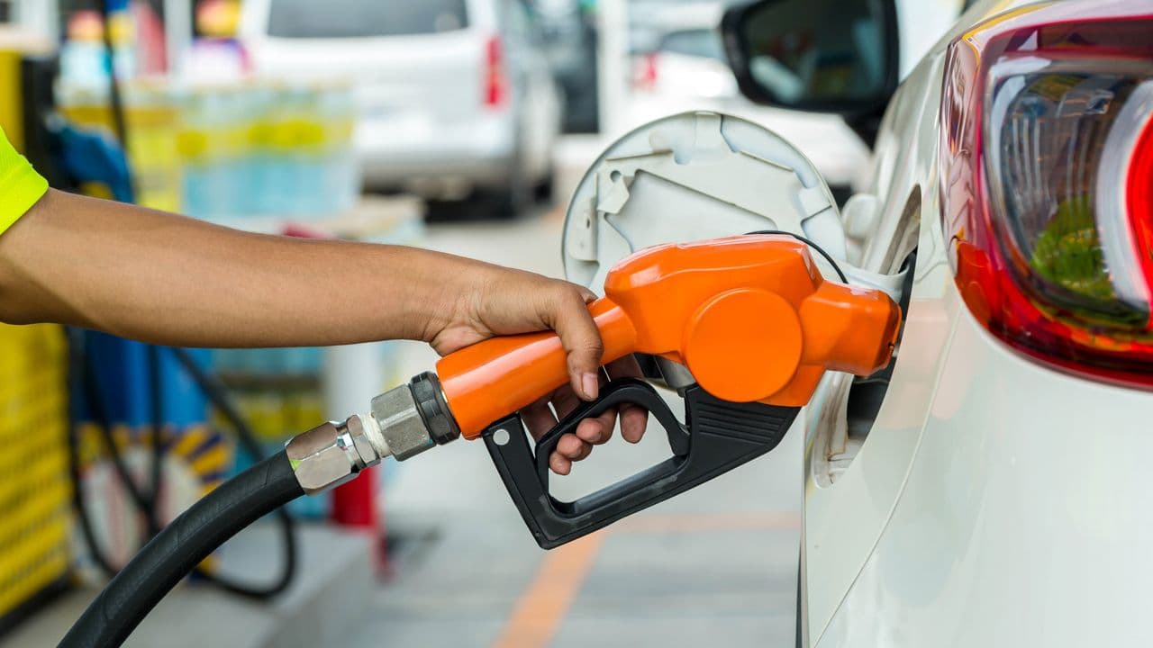 Governo Lula deve aprovar em 15 dias aumento de etanol para 32% na gasolina
