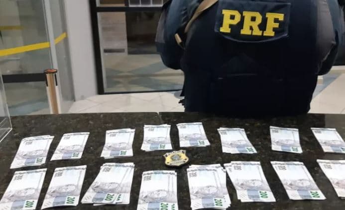 PRF prende quatro pessoas com R$ 54 mil em notas falsas na BR-304 no RN