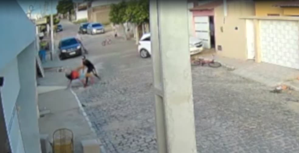 VÍDEO: Marido agride mulher na rua, ameaça vizinhos e foge após um deles sacar arma e atirar no interior do RN
