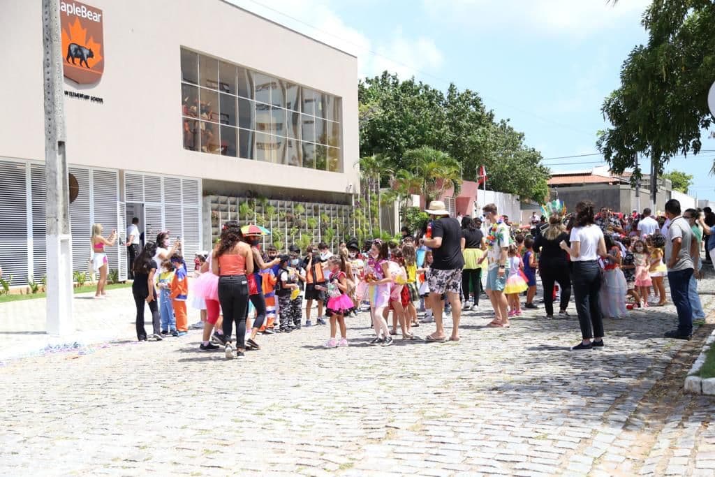 Maple Bear Natal comemora carnaval com desfile pelas ruas e obedecendo protocolos sanitários