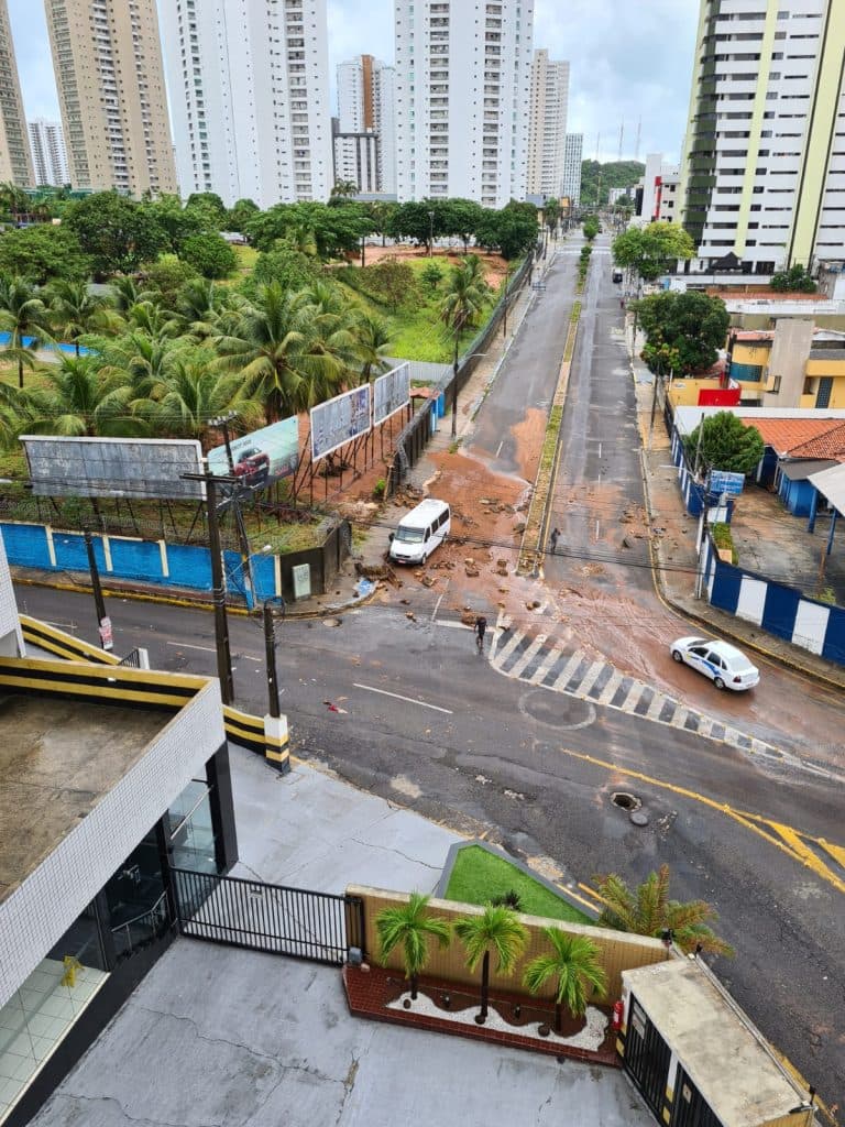 FOTOS: Parte do muro do Marista não resistiu e desabou