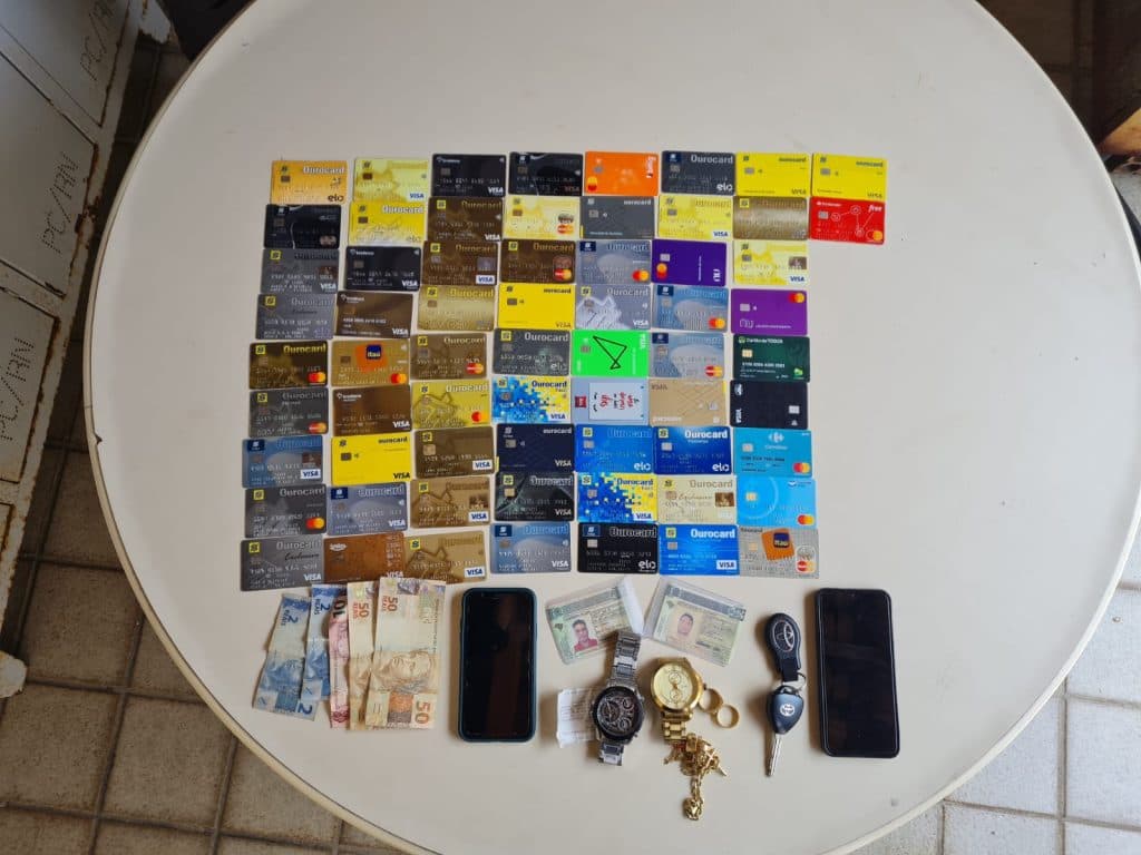 FOTOS: Suspeitos de estelionato foram presos com 66 cartões em agência do BB, em Natal